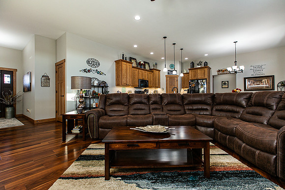 822 7TH ST SW006