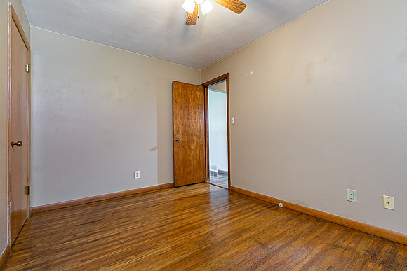2222 WOODLAWN026