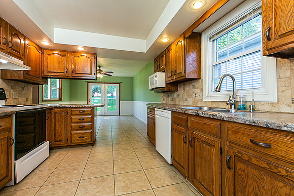 2222 WOODLAWN010