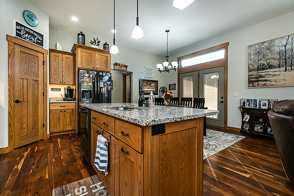 822 7TH ST SW015