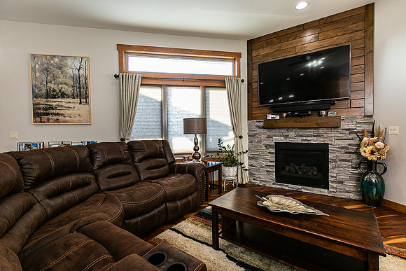 822 7TH ST SW008