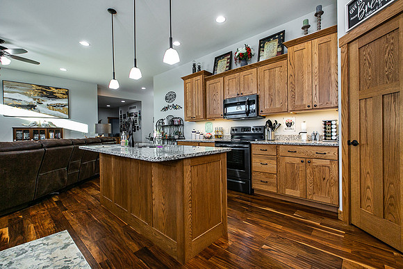822 7TH ST SW012